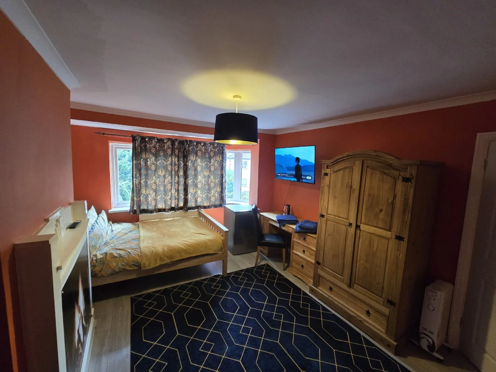 L’Auberge close to Syon Lane Station and Heathrow (r2) by Eleanor-Avenue